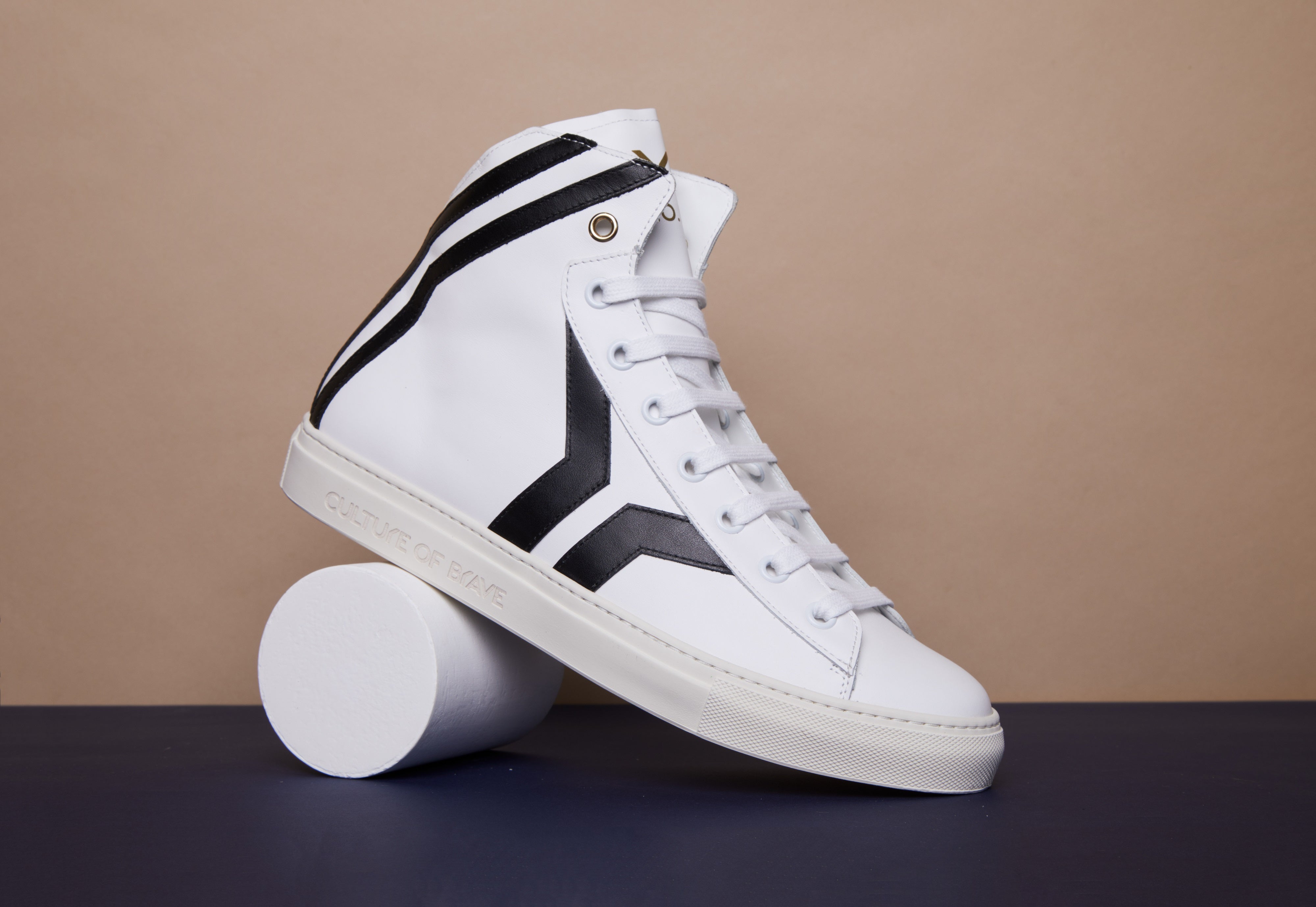 Resilient S15 Men White leather black wing mid cut